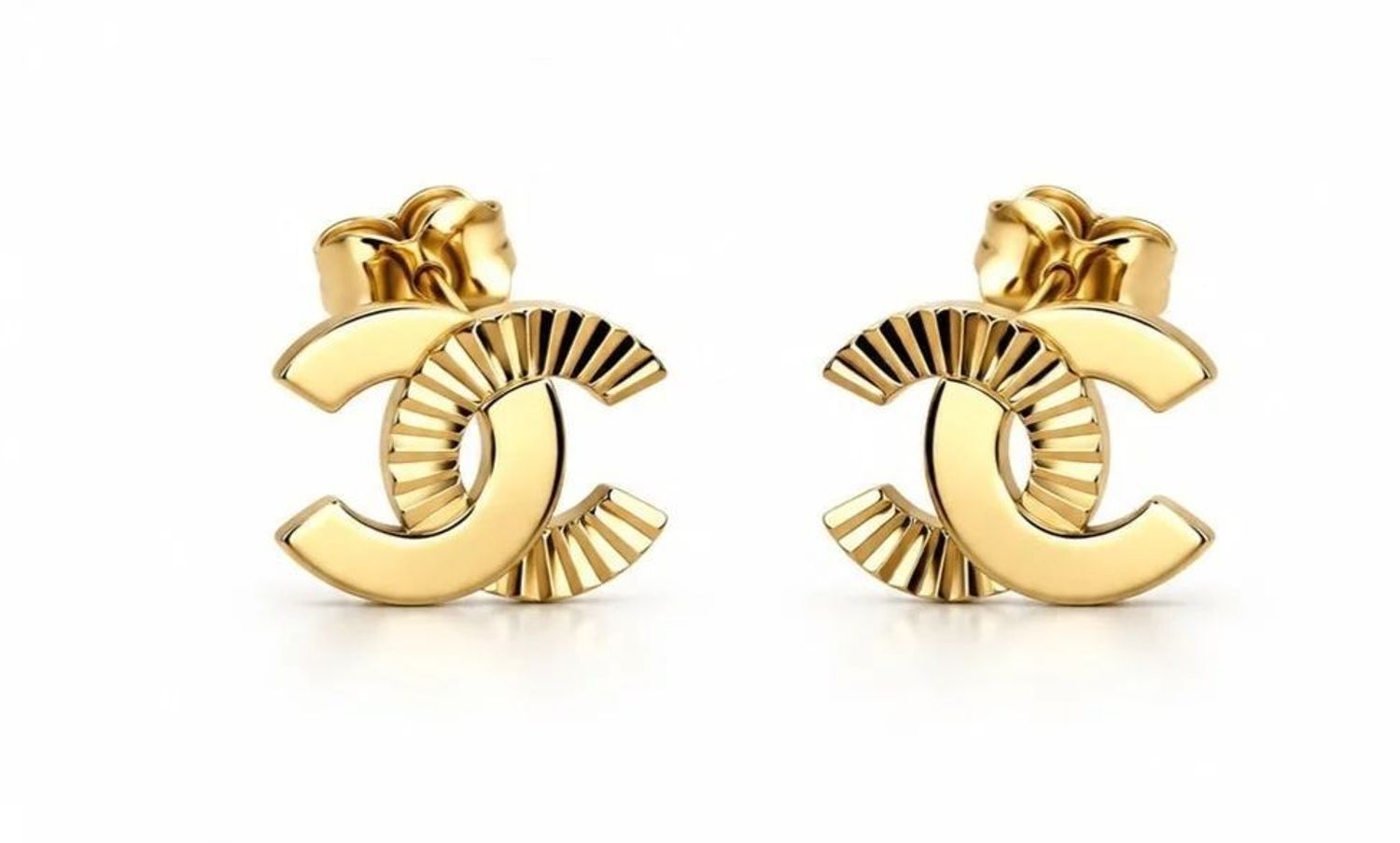 Eleganckie złote kolczyki chanelki wykonane z próby 585. Waga ok. 1,25 g, zapięcie na sztyft. Modny i ponadczasowy wzór na co dzień i na prezent..jpg