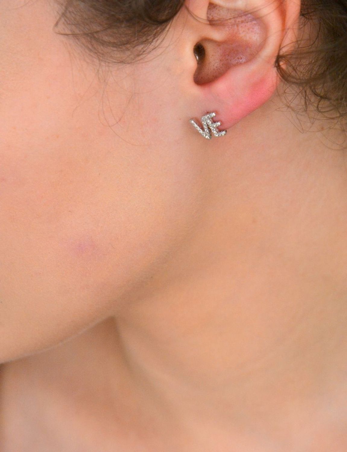 Kolczyki przy uchu srebrne LOVE z cyrkonią DIA-KLC-LTN-0051YR-925 ✅ Kolczyki srebrne o napisu LOVe z cyrkoniami ✅ Kolczyki srebrne próba 925 ✅ Kolczyki damskie zapinane na sztyft. ✅Prezent dla1.jpg