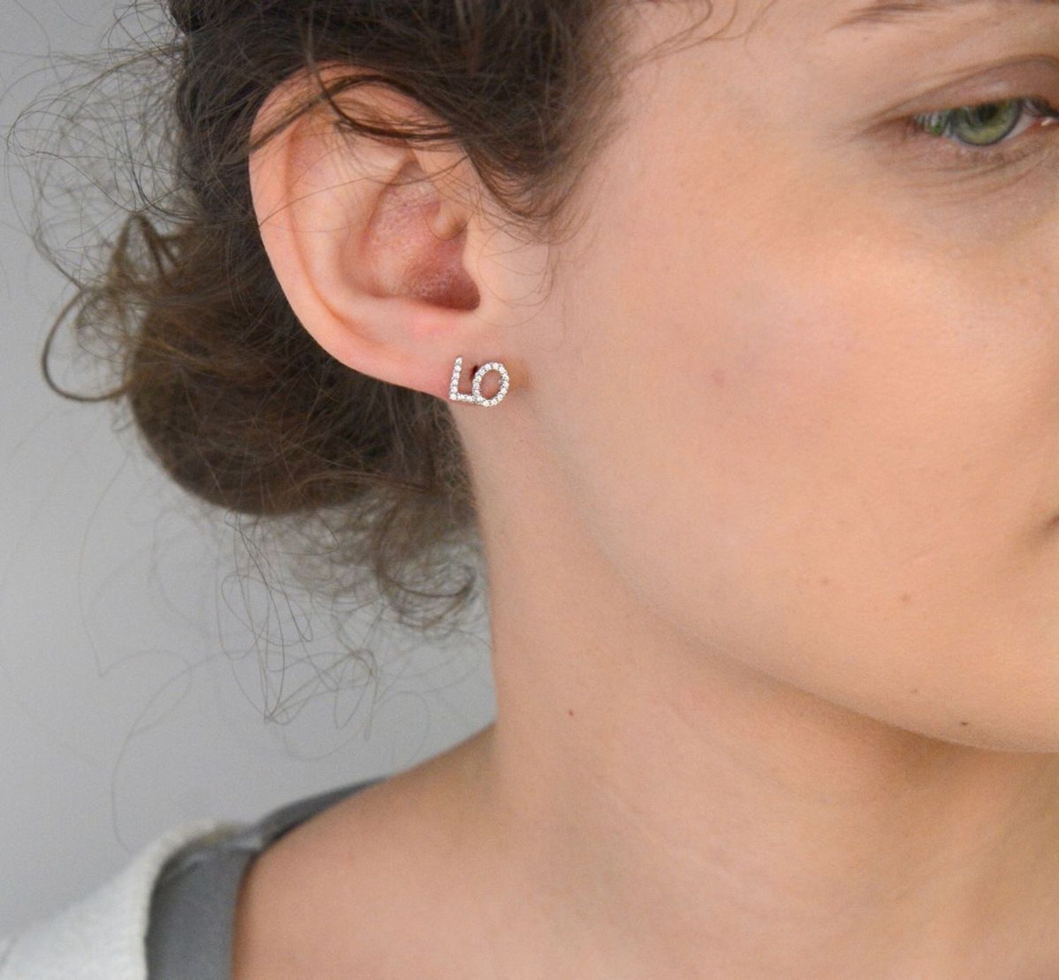 Kolczyki przy uchu srebrne LOVE z cyrkonią DIA-KLC-LTN-0051YR-925 ✅ Kolczyki srebrne o napisu LOVe z cyrkoniami ✅ Kolczyki srebrne próba 925 ✅ Kolczyki damskie zapinane na sztyft. ✅Prezent dla1.jpg
