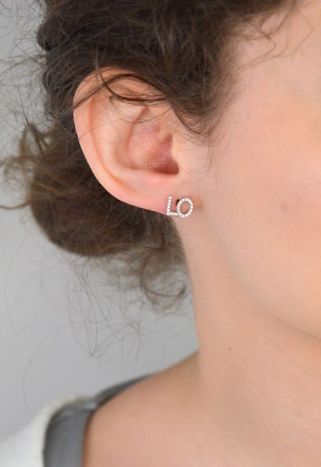 Kolczyki przy uchu srebrne LOVE z cyrkonią DIA-KLC-LTN-0051YR-925 ✅ Kolczyki srebrne o napisu LOVe z cyrkoniami ✅ Kolczyki srebrne próba 925 ✅ Kolczyki damskie zapinane na sztyft. ✅Prezent dla1.jpg