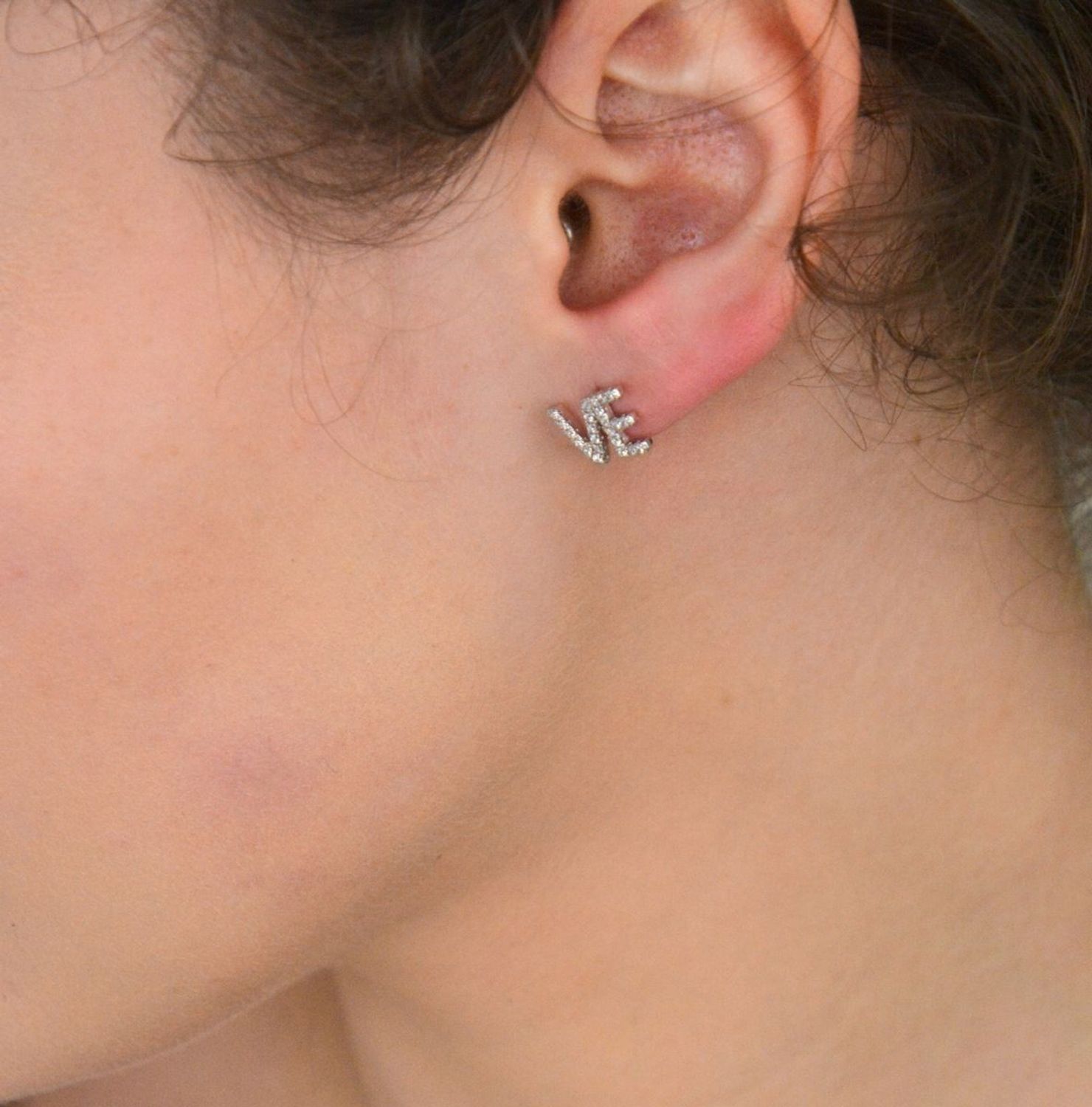 Kolczyki przy uchu srebrne LOVE z cyrkonią DIA-KLC-LTN-0051YR-925 ✅ Kolczyki srebrne o napisu LOVe z cyrkoniami ✅ Kolczyki srebrne próba 925 ✅ Kolczyki damskie zapinane na sztyft. ✅Prezent dla1.jpg