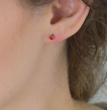 Stalowe kolczyki damskie i dziewczęce z czerwoną cyrkonią 4 mm, zapięcie na sztyft. Delikatna, trwała biżuteria na każdą okazję (1).JPG