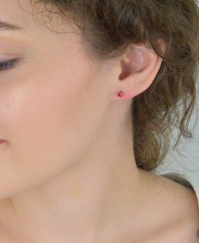 Stalowe kolczyki damskie i dziewczęce z czerwoną cyrkonią 4 mm, zapięcie na sztyft. Delikatna, trwała biżuteria na każdą okazję (2).JPG