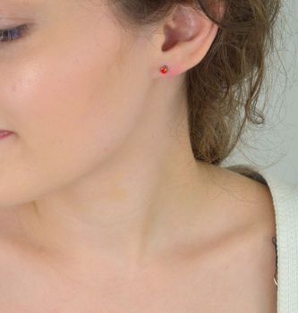 Stalowe kolczyki damskie i dziewczęce z czerwoną cyrkonią 4 mm, zapięcie na sztyft. Delikatna, trwała biżuteria na każdą okazję (4).JPG