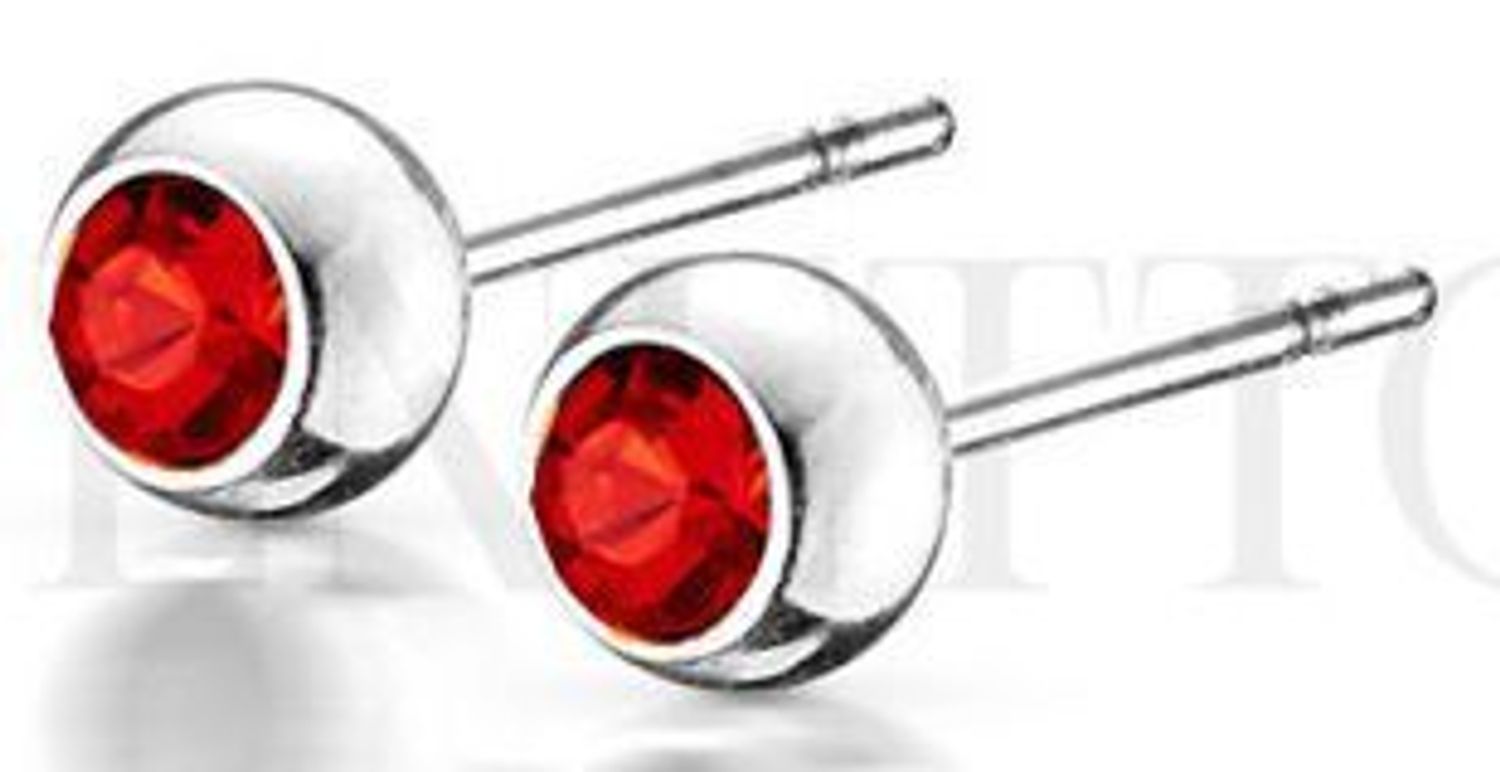 Stalowe kolczyki damskie i dziewczęce z czerwoną cyrkonią 4 mm, zapięcie na sztyft. Delikatna, trwała biżuteria na każdą okazję.1.jpg