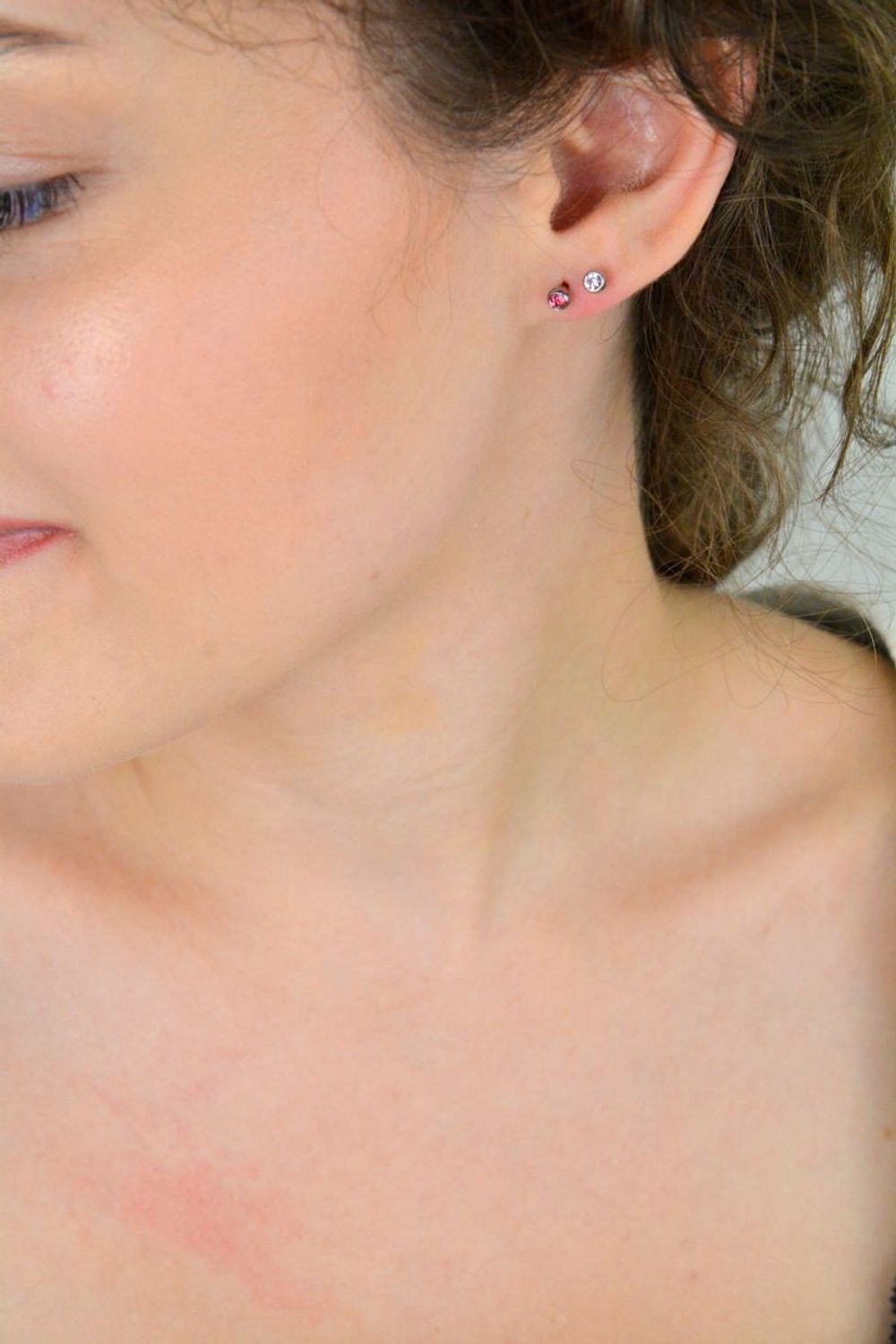 Stalowe kolczyki damskie i dziewczęce z fioletową cyrkonią 4 mm, zapięcie na sztyft. Delikatna i trwała biżuteria na każdą okazję.1.jpg