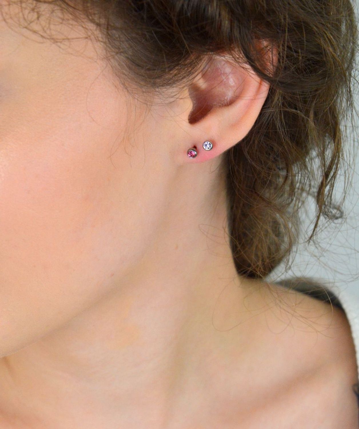 Stalowe kolczyki damskie i dziewczęce z fioletową cyrkonią 4 mm, zapięcie na sztyft. Delikatna i trwała biżuteria na każdą okazję.1.jpg