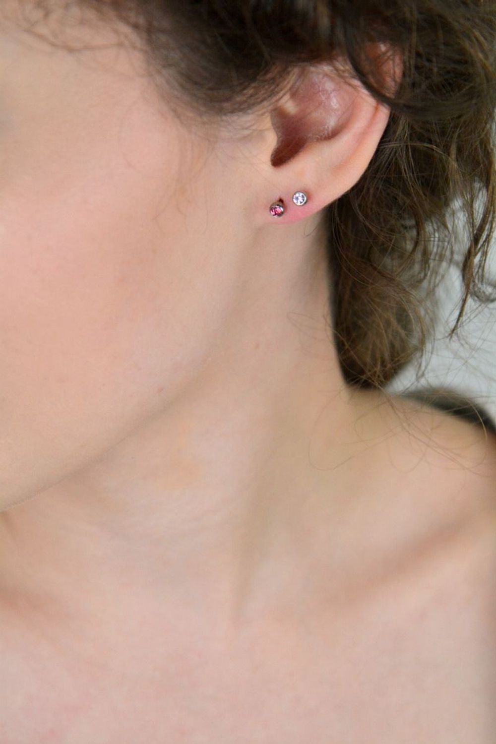 Stalowe kolczyki damskie i dziewczęce z fioletową cyrkonią 4 mm, zapięcie na sztyft. Delikatna i trwała biżuteria na każdą okazję.1.jpg