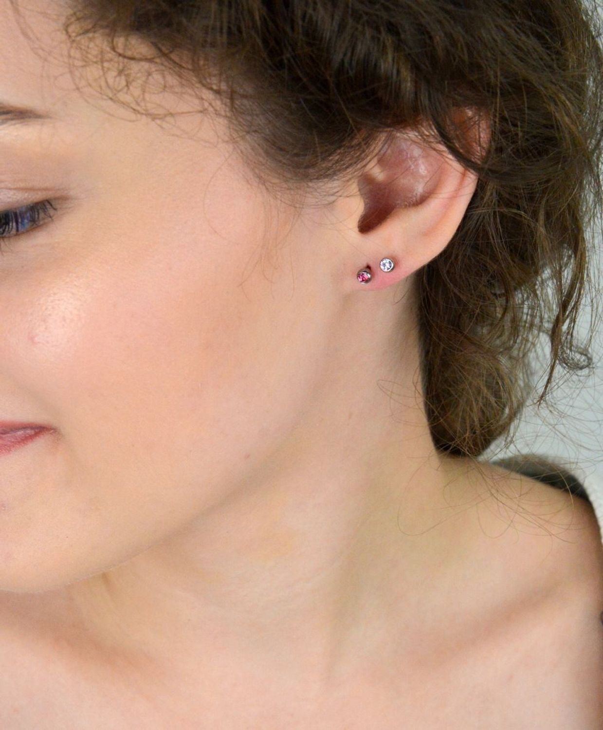 Okrągłe kolczyki damskie ze stali z różową cyrkonią o średnicy 4 mm. Klasyczne zapięcie na sztyft. Idealne na co dzień i na prezent.1.jpg