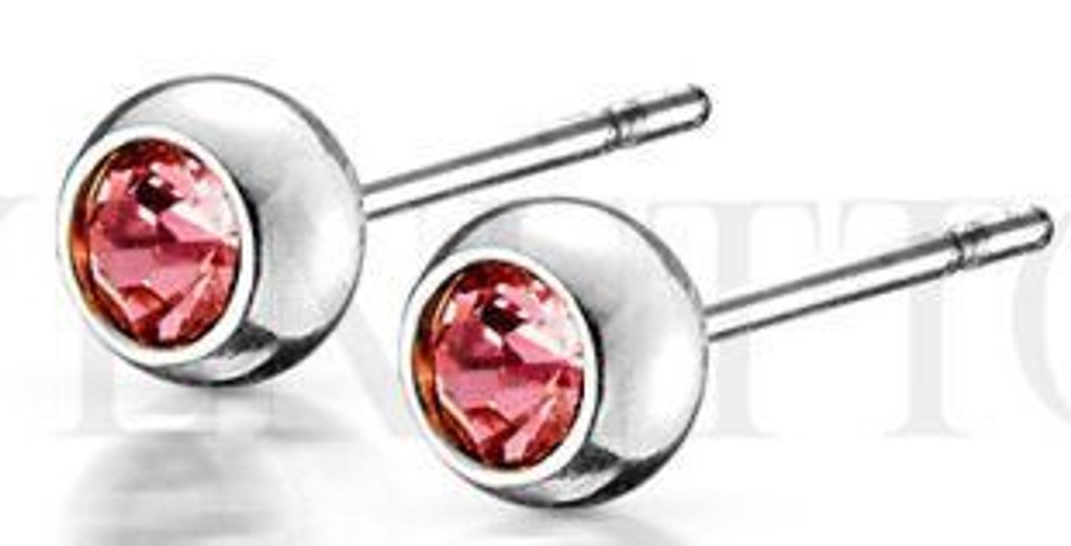 Okrągłe kolczyki damskie ze stali z różową cyrkonią o średnicy 4 mm. Klasyczne zapięcie na sztyft. Idealne na co dzień i na prezent.1.jpg