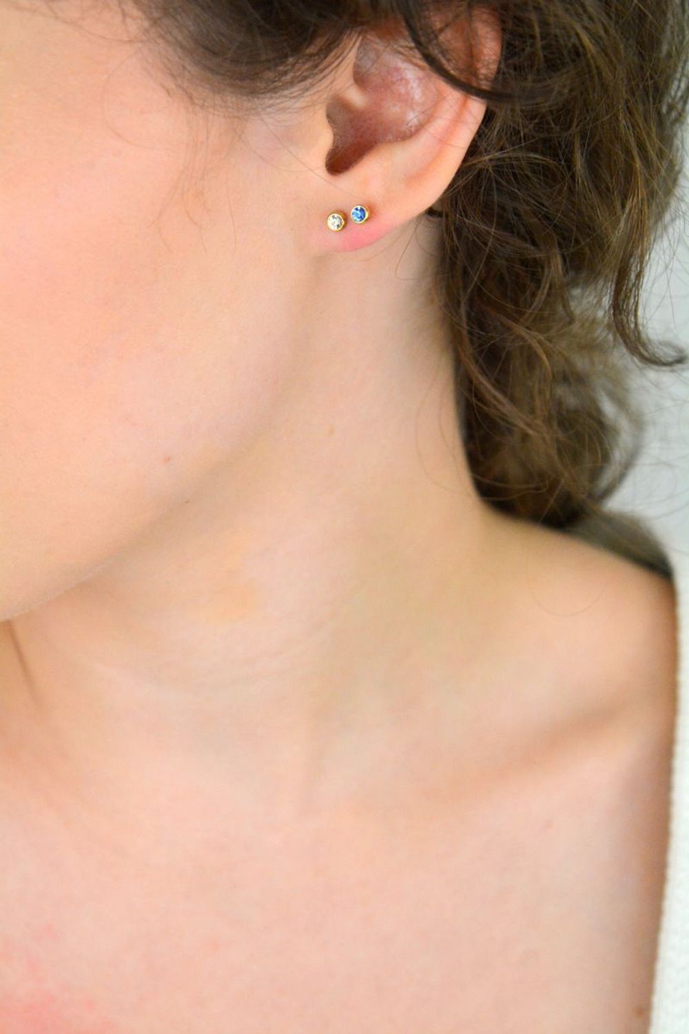 Pozłacane kolczyki damskie ze stali z białą cyrkonią 4 mm. Klasyczny design i wygodne zapięcie na sztyft. Idealne na co dzień i na specjalne okazje.1.jpg