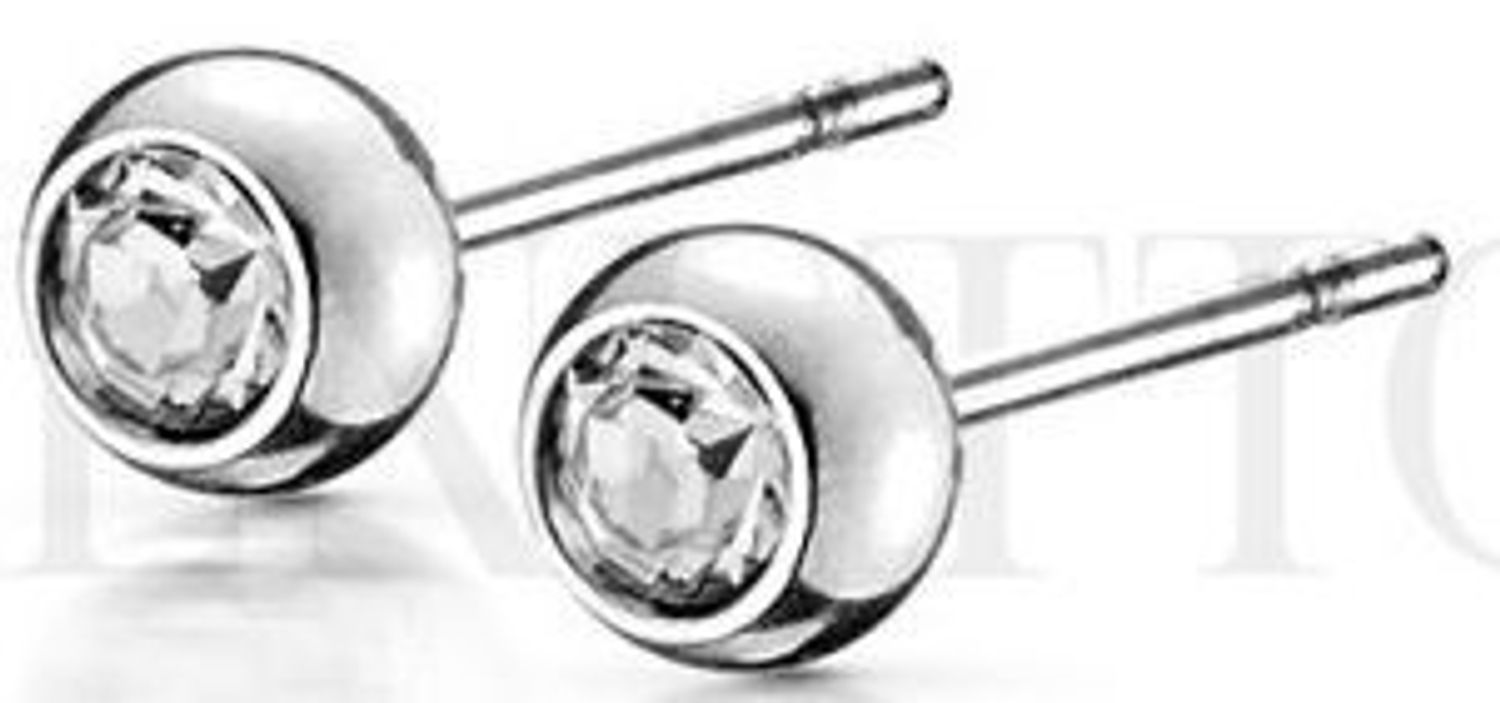 Pozłacane kolczyki damskie ze stali z białą cyrkonią 4 mm. Klasyczny design i wygodne zapięcie na sztyft. Idealne na co dzień i na specjalne okazje.1.jpg