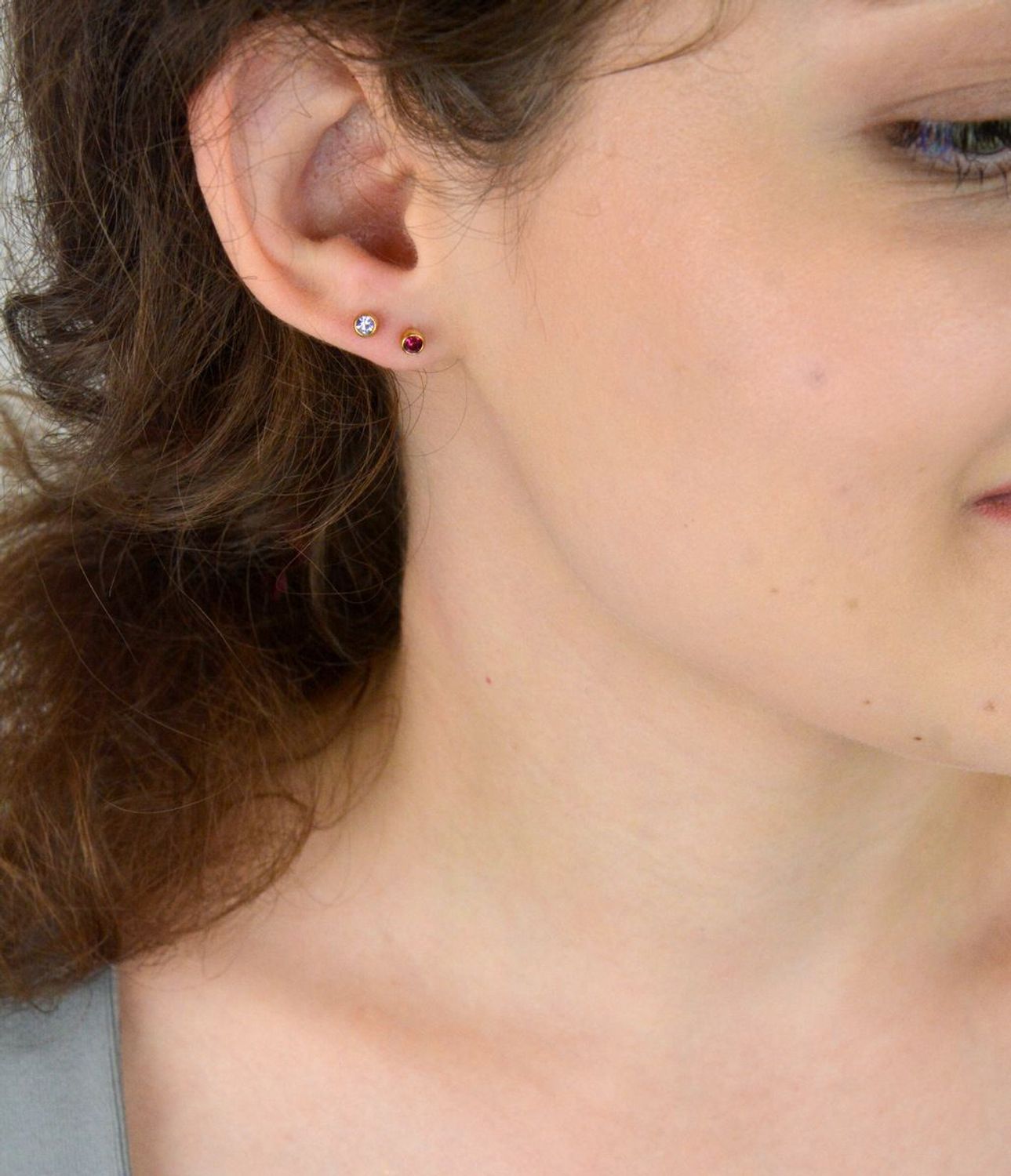 Pozłacane kolczyki ze stali z bordową cyrkonią. Klasyczne, eleganckie i bezpieczne – idealne dla kobiet i dziewczynek. Zapięcie na sztyft.1.jpg