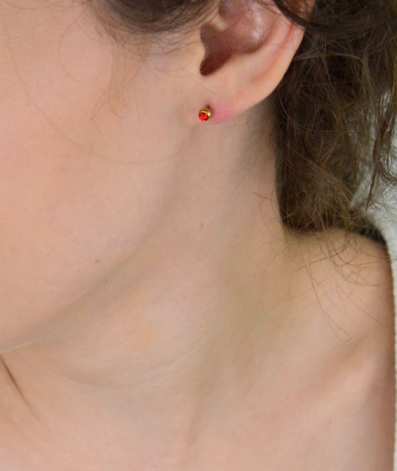 Pozłacane kolczyki stalowe z czerwoną cyrkonią 4 mm, zapięcie na sztyft. Stylowa i trwała biżuteria dla kobiet i dziewcząt na każdą okazję.1.jpg