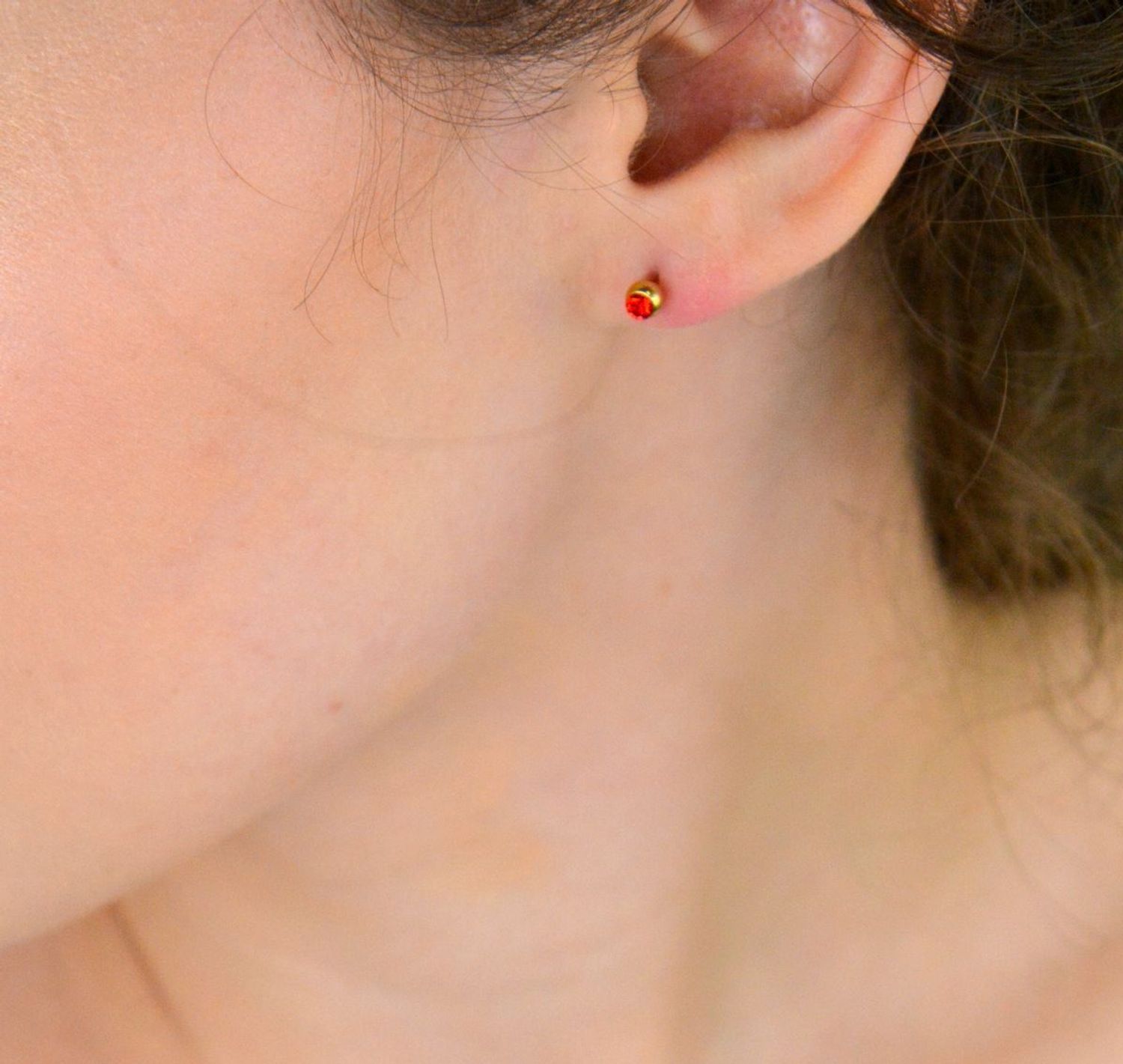 Pozłacane kolczyki stalowe z czerwoną cyrkonią 4 mm, zapięcie na sztyft. Stylowa i trwała biżuteria dla kobiet i dziewcząt na każdą okazję.1.jpg