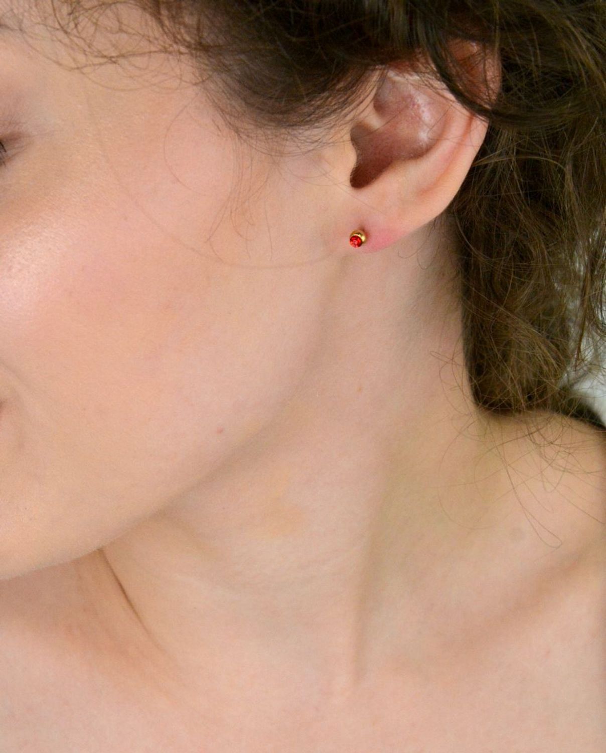 Pozłacane kolczyki stalowe z czerwoną cyrkonią 4 mm, zapięcie na sztyft. Stylowa i trwała biżuteria dla kobiet i dziewcząt na każdą okazję.1.jpg