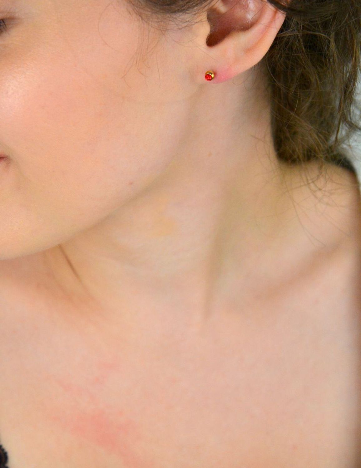 Pozłacane kolczyki stalowe z czerwoną cyrkonią 4 mm, zapięcie na sztyft. Stylowa i trwała biżuteria dla kobiet i dziewcząt na każdą okazję.1.jpg