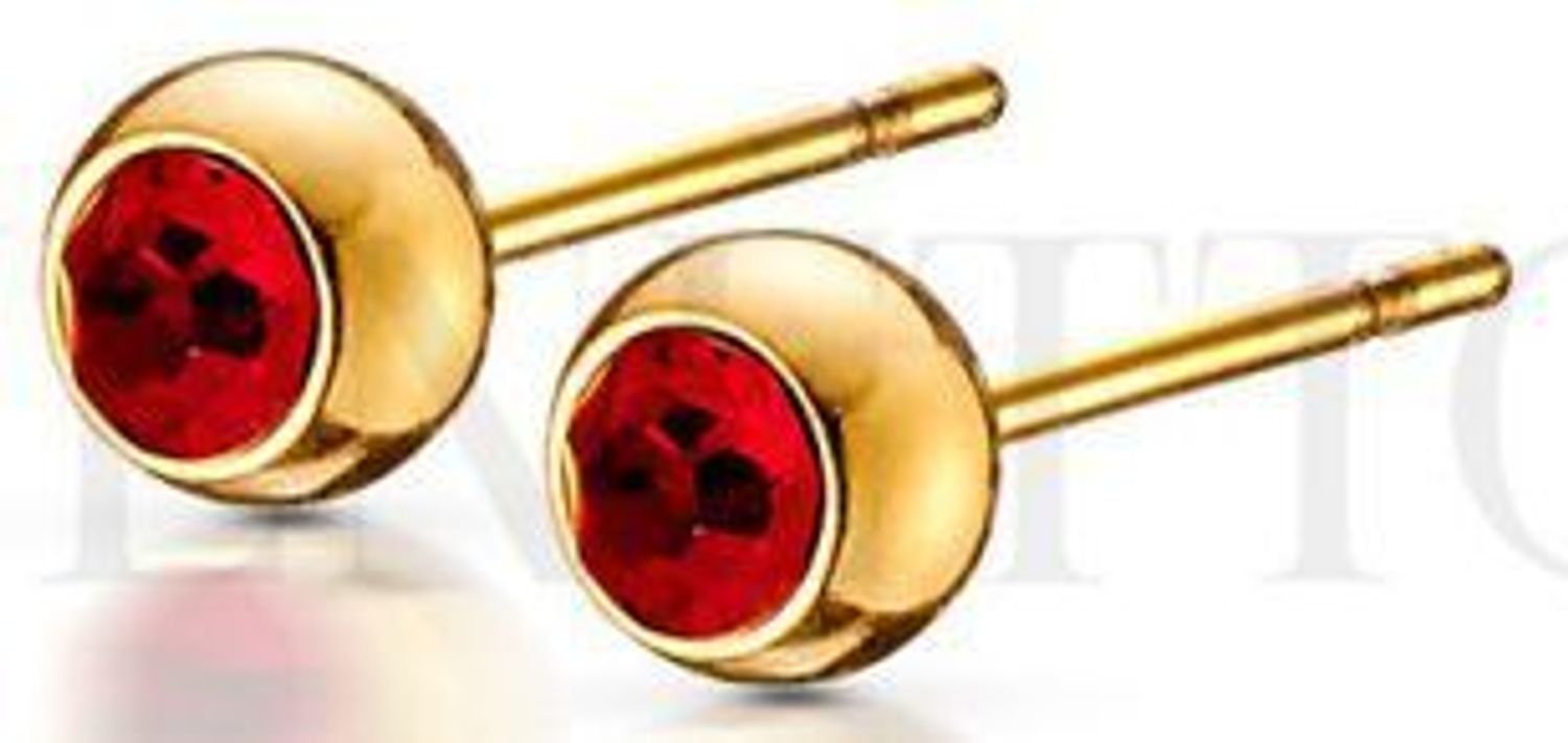 Pozłacane kolczyki stalowe z czerwoną cyrkonią 4 mm, zapięcie na sztyft. Stylowa i trwała biżuteria dla kobiet i dziewcząt na każdą okazję.1.jpg