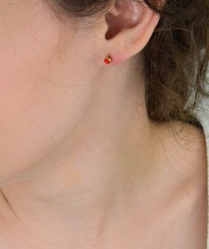 Pozłacane kolczyki stalowe z czerwoną cyrkonią 4 mm, zapięcie na sztyft. Stylowa i trwała biżuteria dla kobiet i dziewcząt na każdą okazję (1).JPG