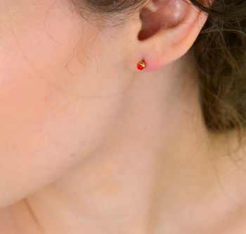Pozłacane kolczyki stalowe z czerwoną cyrkonią 4 mm, zapięcie na sztyft. Stylowa i trwała biżuteria dla kobiet i dziewcząt na każdą okazję (2).JPG