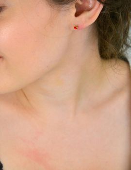 Pozłacane kolczyki stalowe z czerwoną cyrkonią 4 mm, zapięcie na sztyft. Stylowa i trwała biżuteria dla kobiet i dziewcząt na każdą okazję (4).JPG