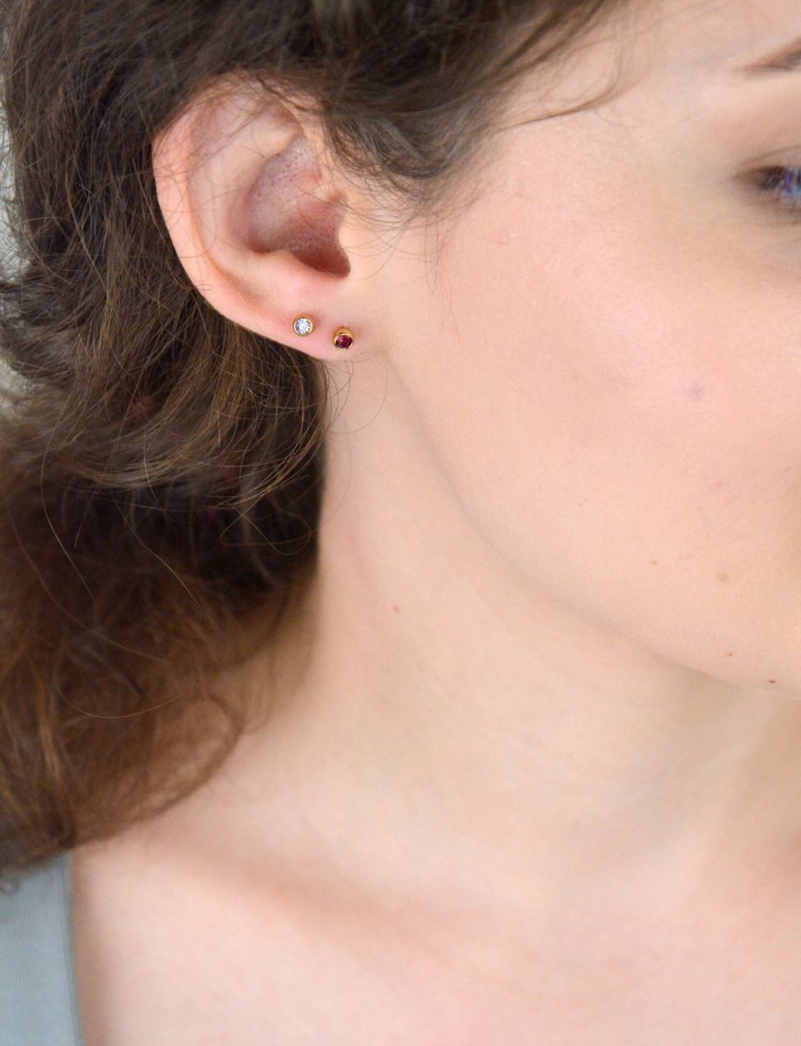 Pozłacane kolczyki ze stali chirurgicznej zdobione fioletową cyrkonią, 4 mm, zapięcie na sztyft. Elegancka i trwała biżuteria dla kobiet i dziewcząt.1.jpg