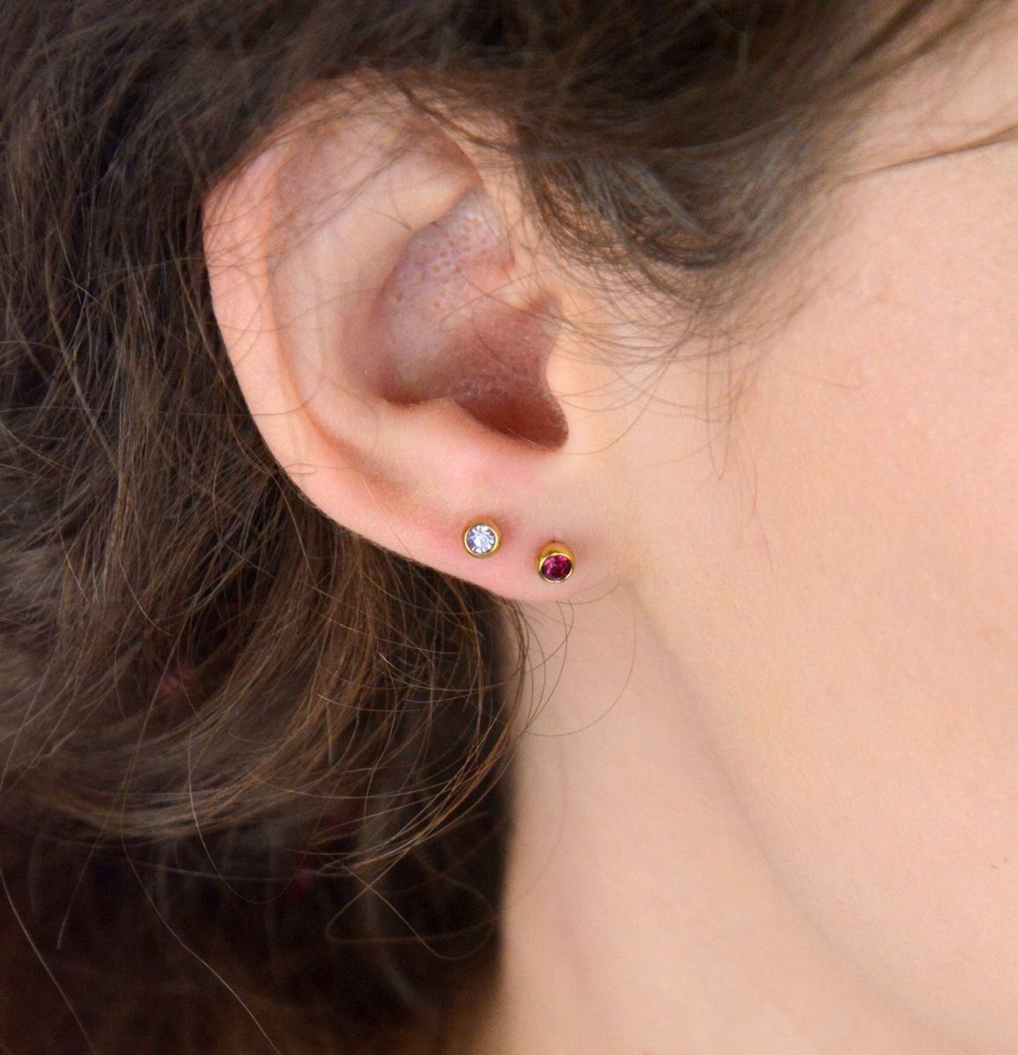 Pozłacane kolczyki ze stali chirurgicznej zdobione fioletową cyrkonią, 4 mm, zapięcie na sztyft. Elegancka i trwała biżuteria dla kobiet i dziewcząt.1.jpg