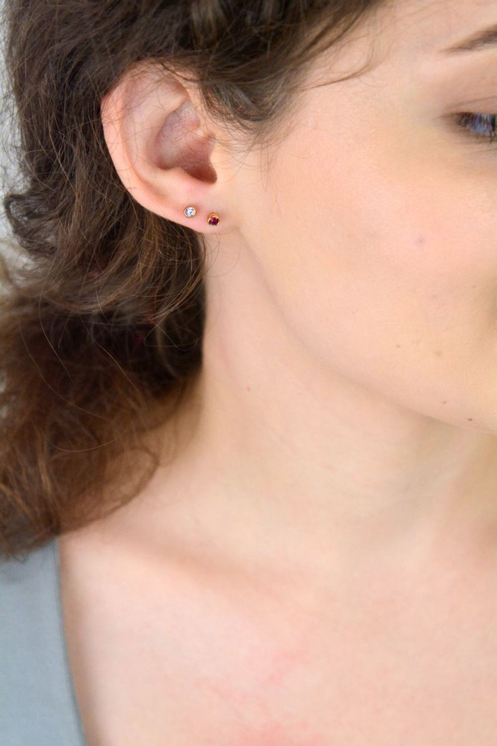 Pozłacane kolczyki ze stali chirurgicznej zdobione fioletową cyrkonią, 4 mm, zapięcie na sztyft. Elegancka i trwała biżuteria dla kobiet i dziewcząt.1.jpg