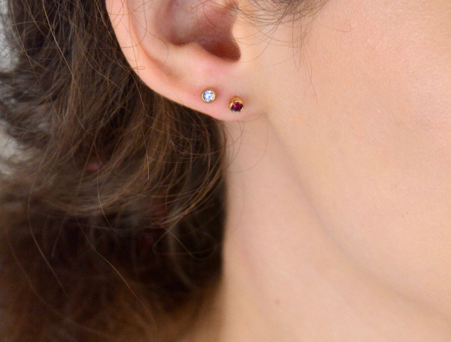 Pozłacane kolczyki ze stali chirurgicznej zdobione fioletową cyrkonią, 4 mm, zapięcie na sztyft. Elegancka i trwała biżuteria dla kobiet i dziewcząt.1.jpg