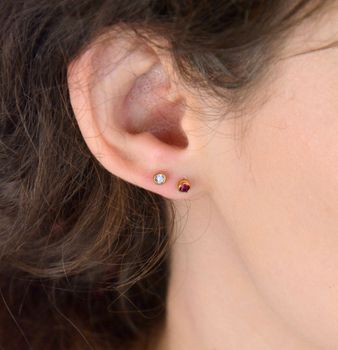 Pozłacane kolczyki ze stali chirurgicznej zdobione fioletową cyrkonią, 4 mm, zapięcie na sztyft. Elegancka i trwała biżuteria dla kobiet i dziewcząt (2).JPG