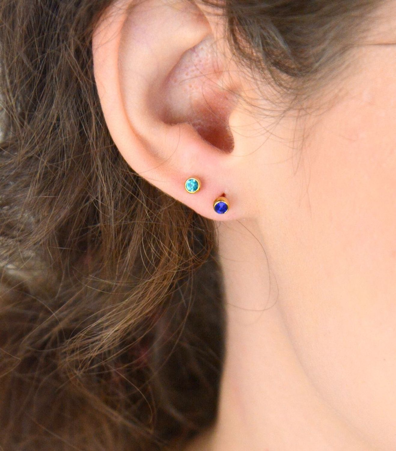 Pozłacane kolczyki damskie ze stali z granatową cyrkonią 4 mm. Klasyczne zapięcie na sztyft. Stylowa, elegancka biżuteria na każdą okazję.1.jpg