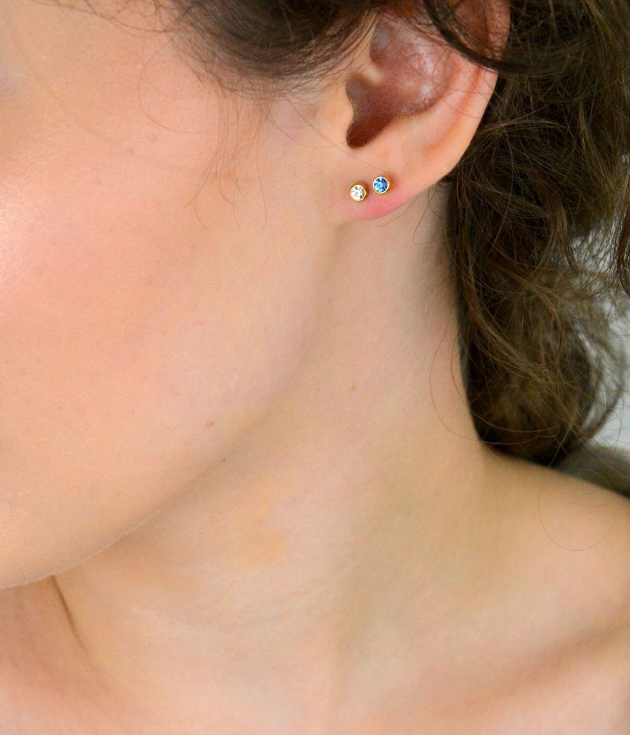 Pozłacane stalowe kolczyki z niebieską cyrkonią 4 mm, zapięcie na sztyft. Stylowa i trwała biżuteria dla kobiet i dziewcząt na każdą okazję.1.jpg