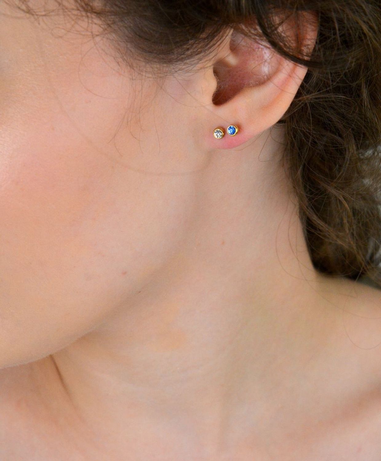 Pozłacane stalowe kolczyki z niebieską cyrkonią 4 mm, zapięcie na sztyft. Stylowa i trwała biżuteria dla kobiet i dziewcząt na każdą okazję.1.jpg