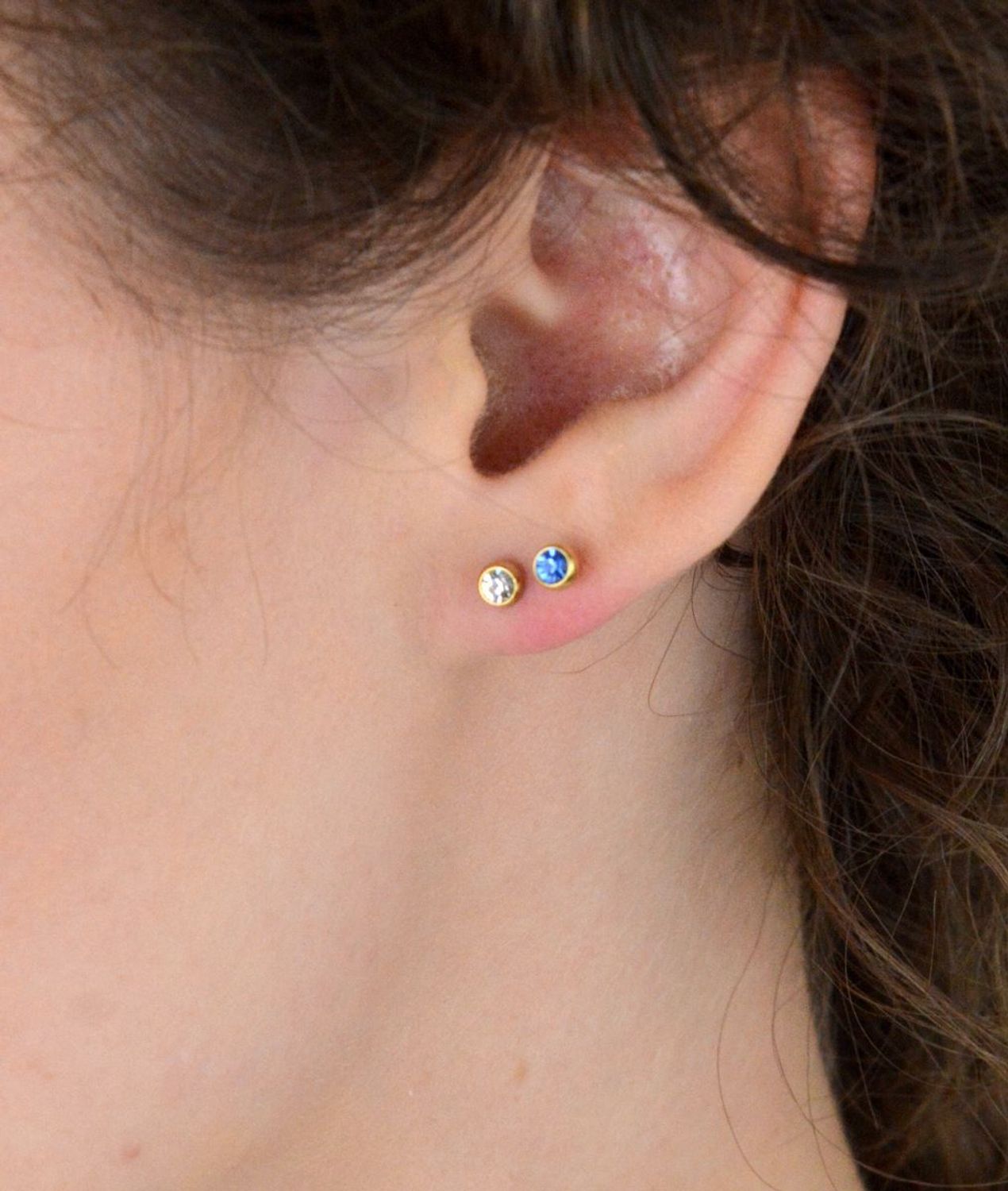 Pozłacane stalowe kolczyki z niebieską cyrkonią 4 mm, zapięcie na sztyft. Stylowa i trwała biżuteria dla kobiet i dziewcząt na każdą okazję.1.jpg