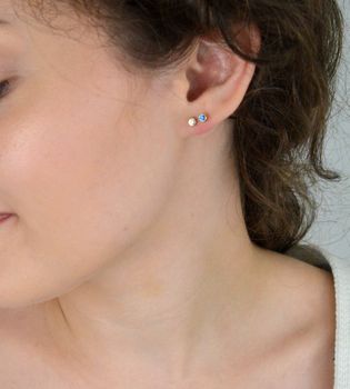 Pozłacane stalowe kolczyki z niebieską cyrkonią 4 mm, zapięcie na sztyft. Stylowa i trwała biżuteria dla kobiet i dziewcząt na każdą okazję (5).JPG