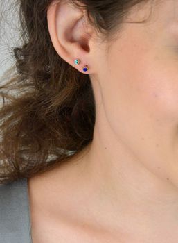 1Pozłacane stalowe kolczyki zdobione turkusową cyrkonią, 4 mm, zapięcie na sztyft. Elegancka i trwała biżuteria dla kobiet i dziewcząt (2).JPG
