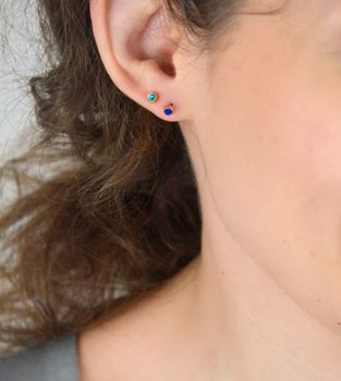1Pozłacane stalowe kolczyki zdobione turkusową cyrkonią, 4 mm, zapięcie na sztyft. Elegancka i trwała biżuteria dla kobiet i dziewcząt (3).JPG