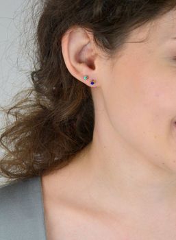 1Pozłacane stalowe kolczyki zdobione turkusową cyrkonią, 4 mm, zapięcie na sztyft. Elegancka i trwała biżuteria dla kobiet i dziewcząt (4).JPG