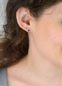 1Pozłacane stalowe kolczyki zdobione turkusową cyrkonią, 4 mm, zapięcie na sztyft. Elegancka i trwała biżuteria dla kobiet i dziewcząt (5).JPG