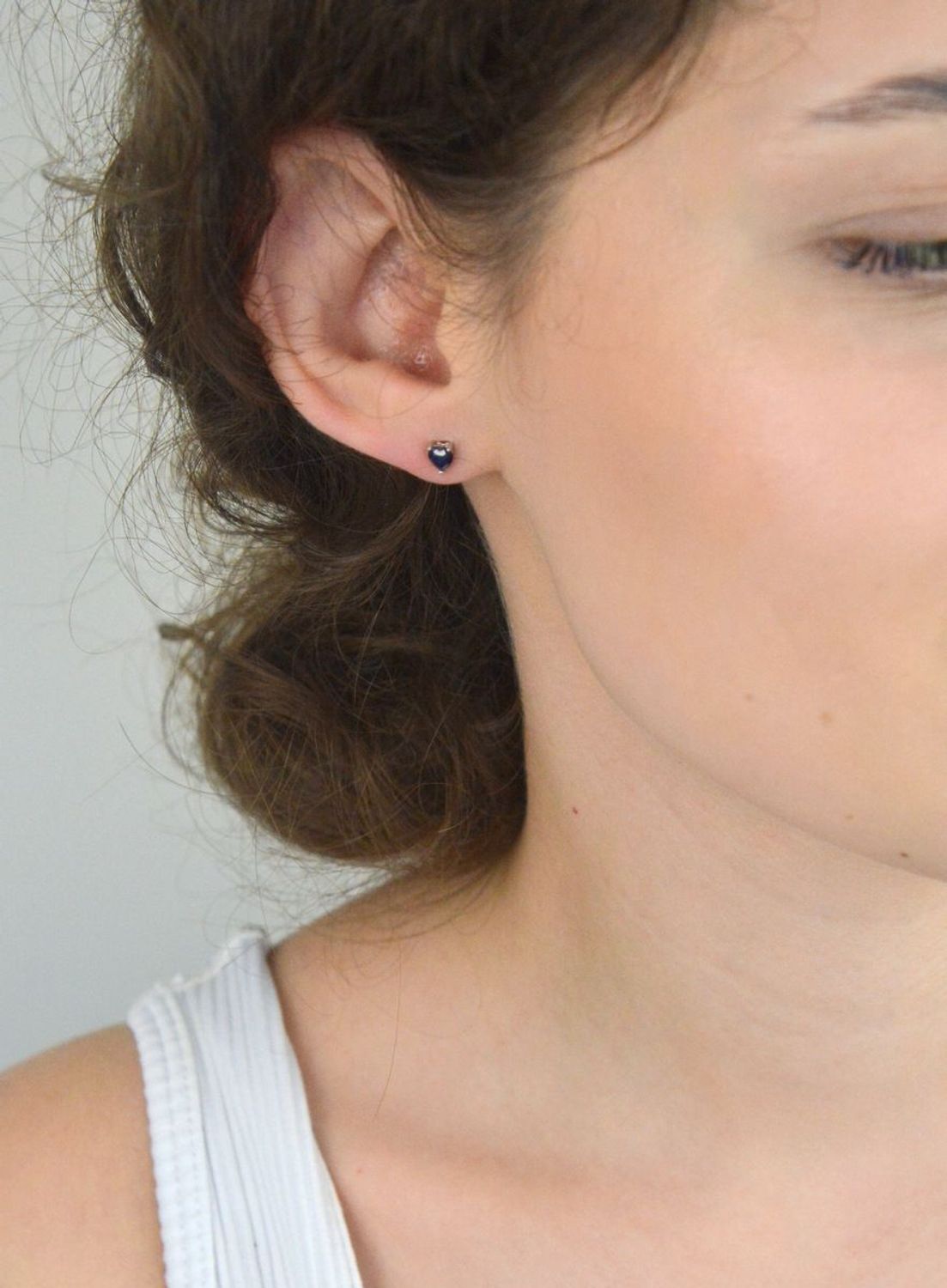 Eleganckie kolczyki srebrne Ag 925 z przepięknym niebieskim szafirem 0,16 ct. Rodowane, lekkie i delikatne, idealne na prezent z certyfikatem autentyczności.3.jpg