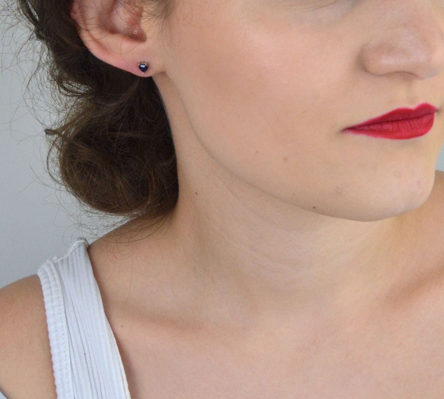 Eleganckie kolczyki srebrne Ag 925 z przepięknym niebieskim szafirem 0,16 ct. Rodowane, lekkie i delikatne, idealne na prezent z certyfikatem autentyczności.3.jpg