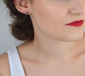 Eleganckie kolczyki srebrne Ag 925 z przepięknym niebieskim szafirem 0,16 ct. Rodowane, lekkie i delikatne, idealne na prezent z certyfikatem autentyczności (3).JPG