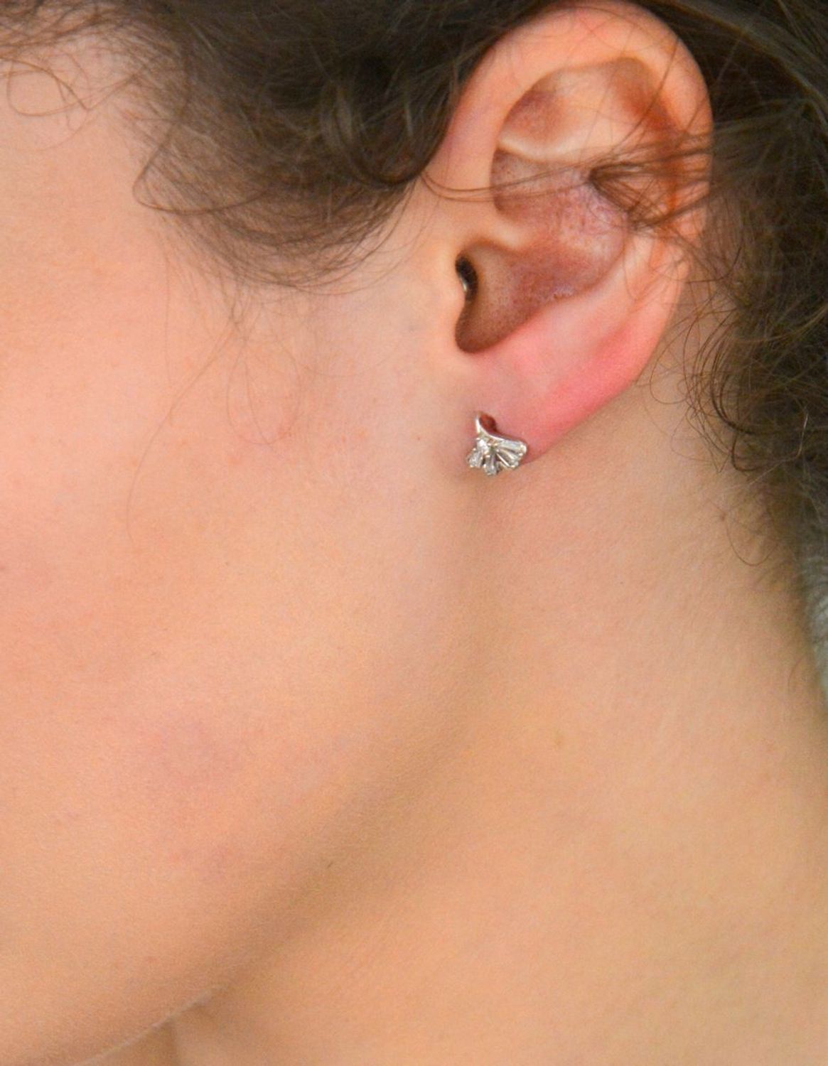 Kolczyki wkrętki kwiatki z cyrkonią DIA-KLC-NO731-5E26569-925 ✅ Srebrne kolczyki ✅ Delikatne kolczyki wykonane z najwyższej jakości srebrna próby 925 ✅ Kolczyki w minimalistycznym stylu,1.jpg