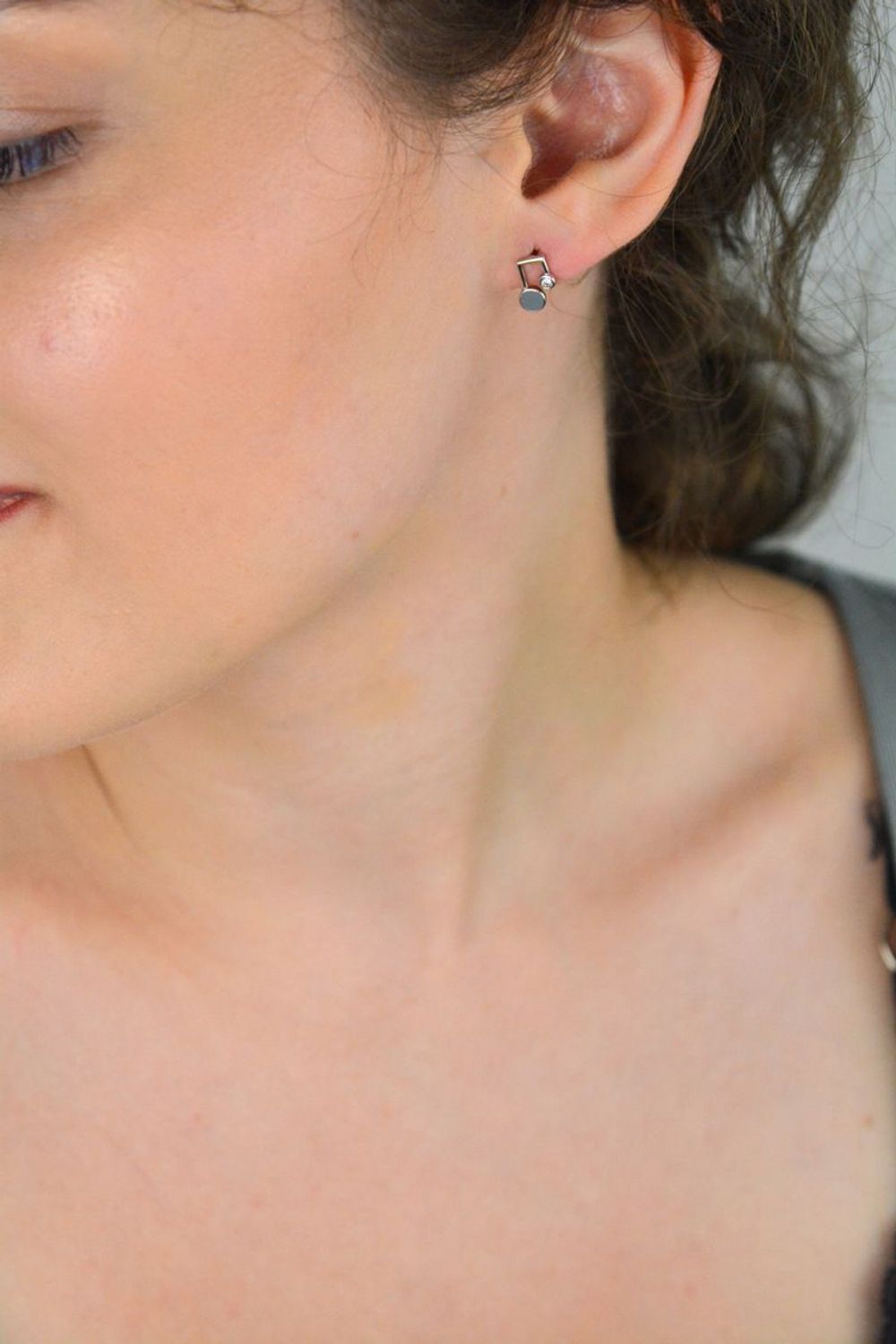 Kolczyki srebrne wkrętki 'Prosta asymetria' DIA-KLC-NO731-5E30207-925 Delikatne kolczyki z cyrkonią.jpg