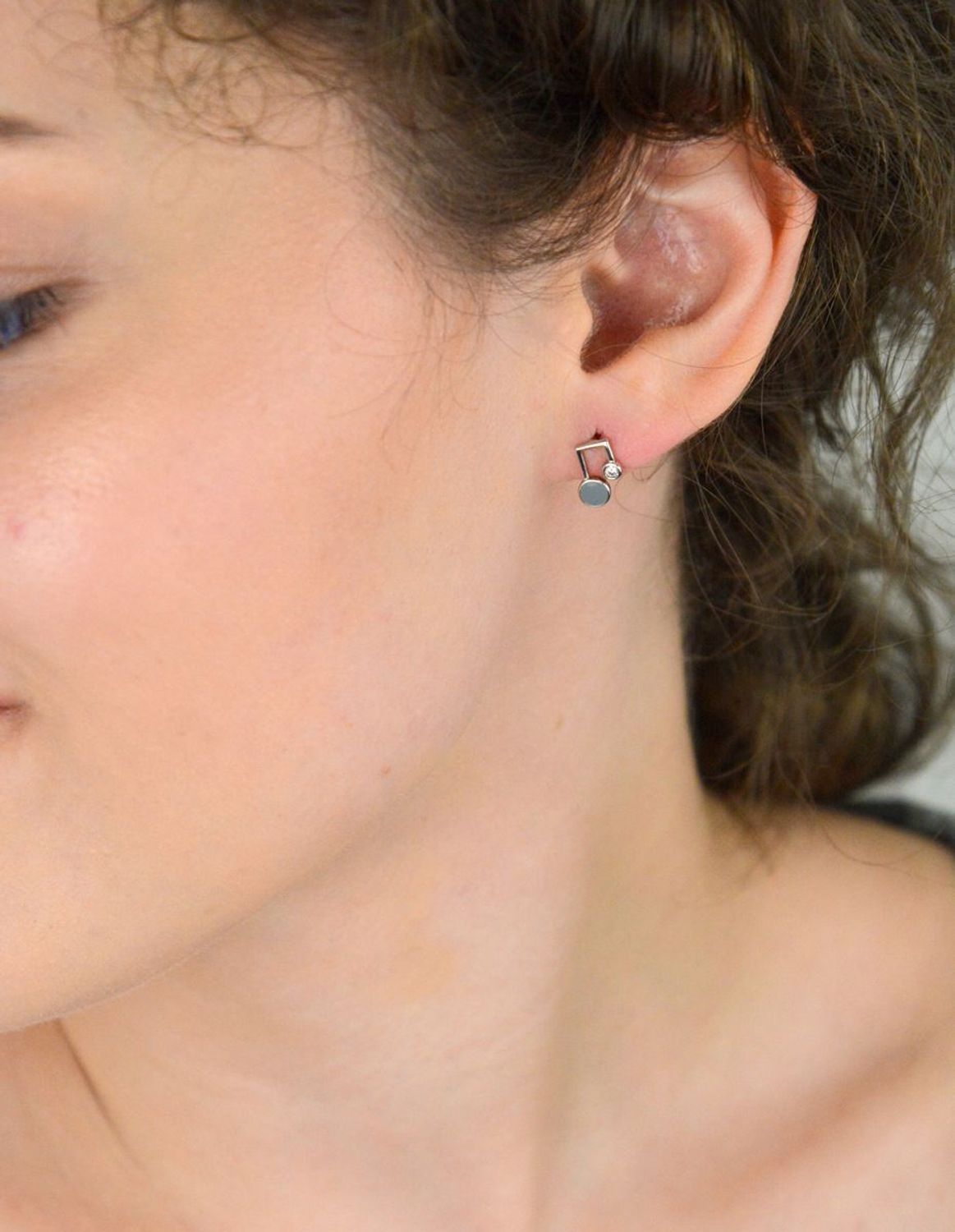 Kolczyki srebrne wkrętki 'Prosta asymetria' DIA-KLC-NO731-5E30207-925 Delikatne kolczyki z cyrkonią.jpg