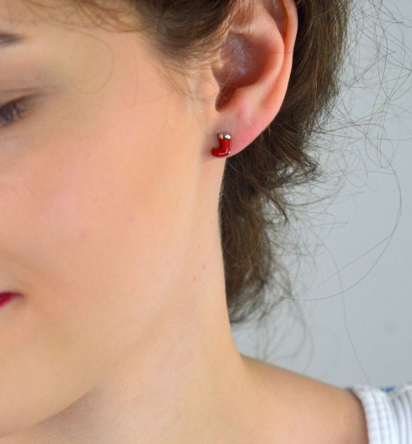 Świąteczne kolczyki srebrne 925 w kształcie butów Mikołaja 🎅 z czerwoną emalią. Model DIA-KLC-NO731-5E60971-925, zapięcie na sztyft, rozmiar 8 mm x 5 mm. Idealne na Boże Narodzenie 🎄.1.jpg