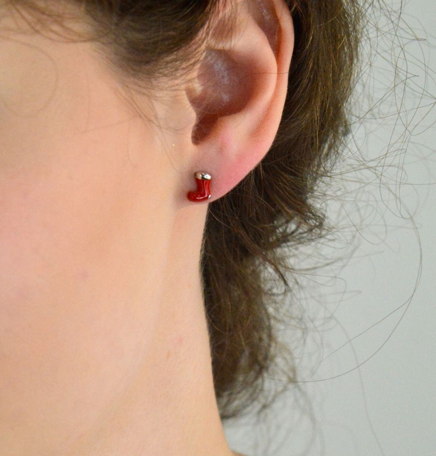 Świąteczne kolczyki srebrne 925 w kształcie butów Mikołaja 🎅 z czerwoną emalią. Model DIA-KLC-NO731-5E60971-925, zapięcie na sztyft, rozmiar 8 mm x 5 mm. Idealne na Boże Narodzenie 🎄.1.jpg