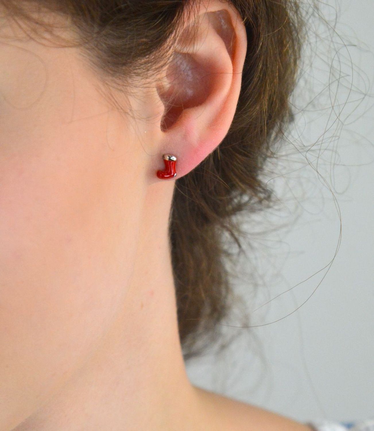 Świąteczne kolczyki srebrne 925 w kształcie butów Mikołaja 🎅 z czerwoną emalią. Model DIA-KLC-NO731-5E60971-925, zapięcie na sztyft, rozmiar 8 mm x 5 mm. Idealne na Boże Narodzenie 🎄.1.jpg