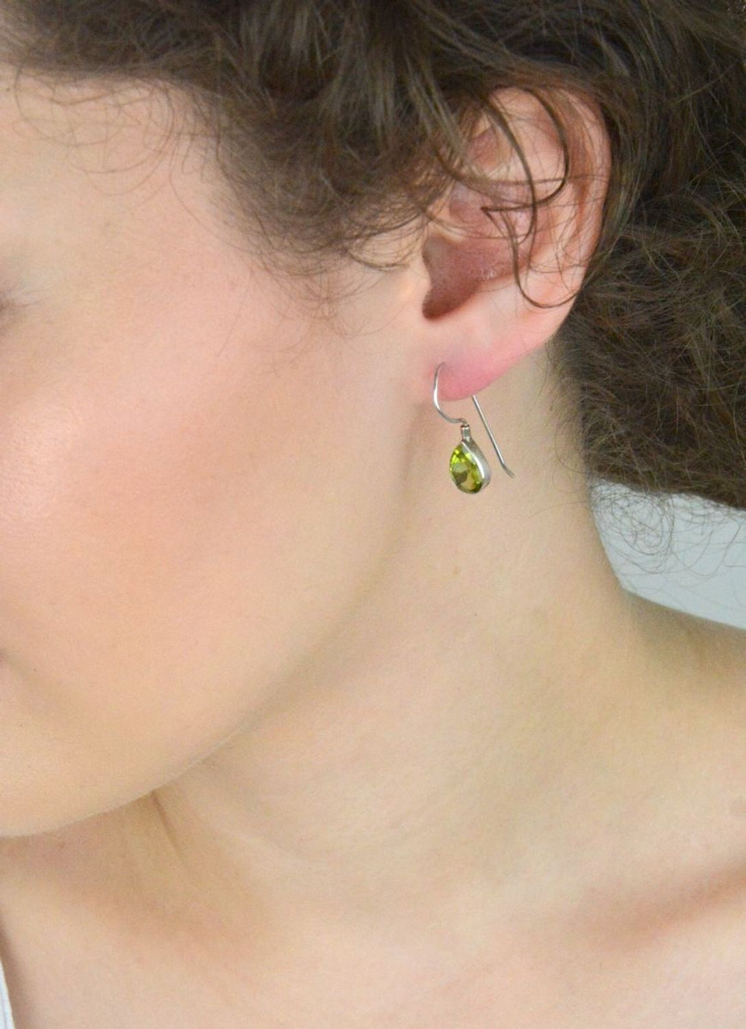 Kolczyki srebrne 925 DIA-KLC-OLIWIN-925 z naturalnym oliwinem. Wiszące łezki 2,5 cm, bigiel otwarty. Biżuteria z klasą i nutą zielonej świeżości.1.jpg