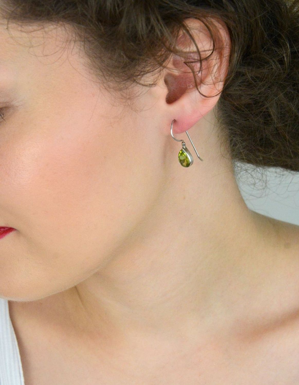 Kolczyki srebrne 925 DIA-KLC-OLIWIN-925 z naturalnym oliwinem. Wiszące łezki 2,5 cm, bigiel otwarty. Biżuteria z klasą i nutą zielonej świeżości.1.jpg